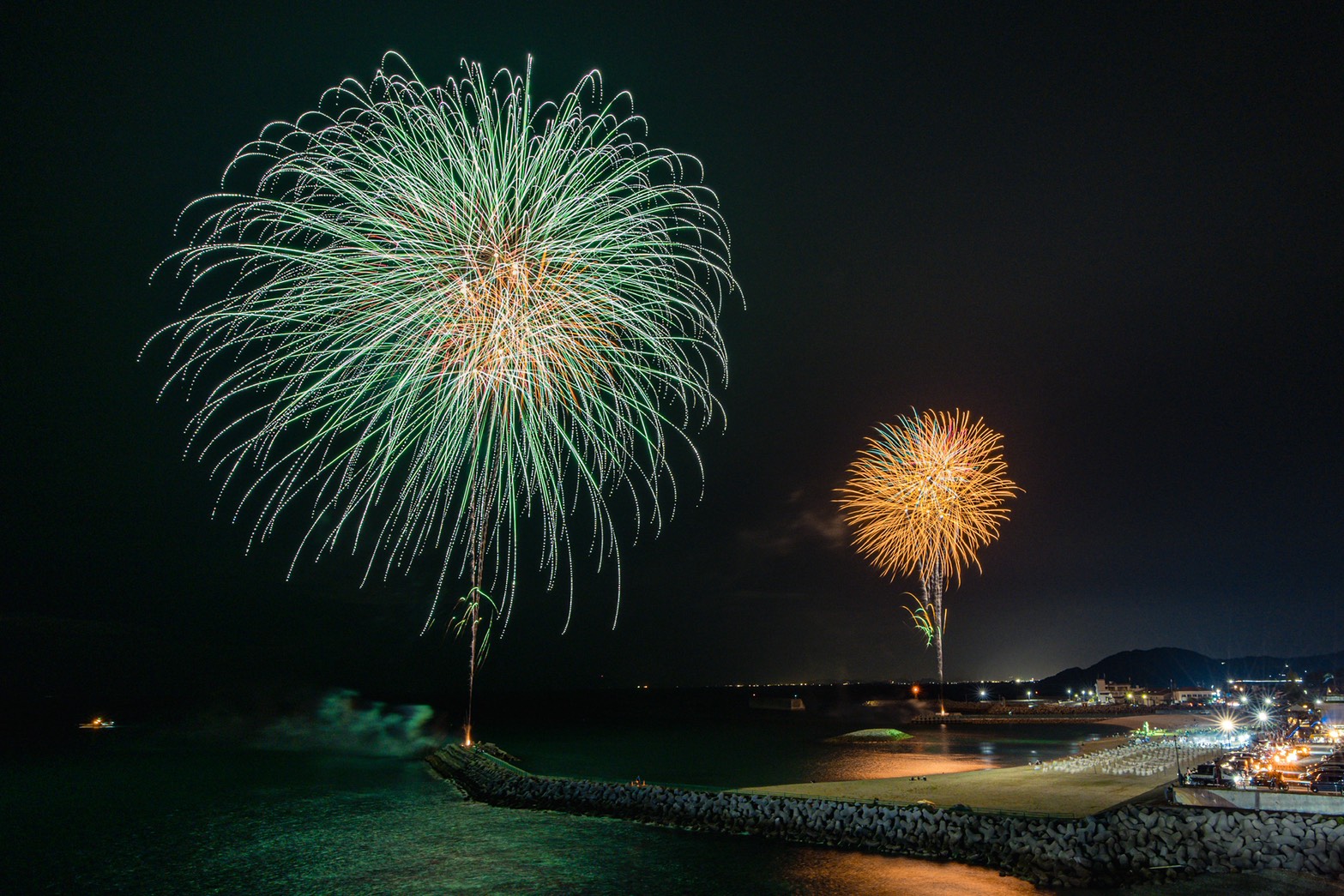 海辺に打ち上がる花火